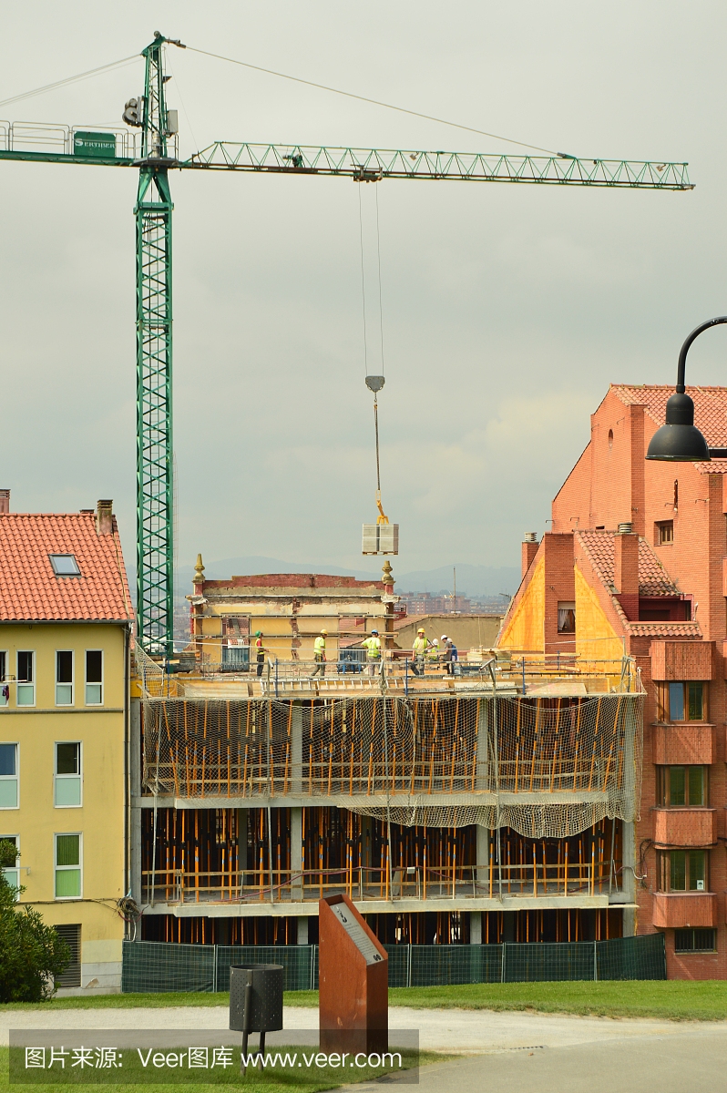 在建筑工地上工作的磚瓦匠、木匠和起重機操作員。采購產品建筑,工程和服務,工藝,肖像。